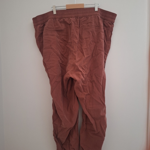 XXL Shimmering  joggers - Picture 4 of 5